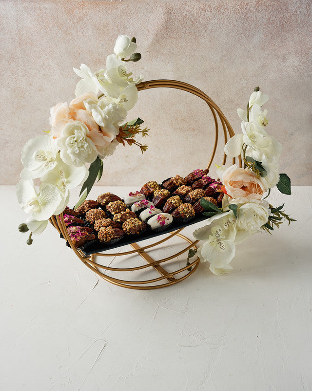 Ramadan Gift by NJDChocolate & ConfectioneryYour Gift Contains:• 4 pieces White chocolate covered Rose flavour majdoul dates• 8 pieces Milk chocolate covered Rose flavour majdoul dates • 8 pieces Milk chocolate and roasted Pistachio covered majdoul dates